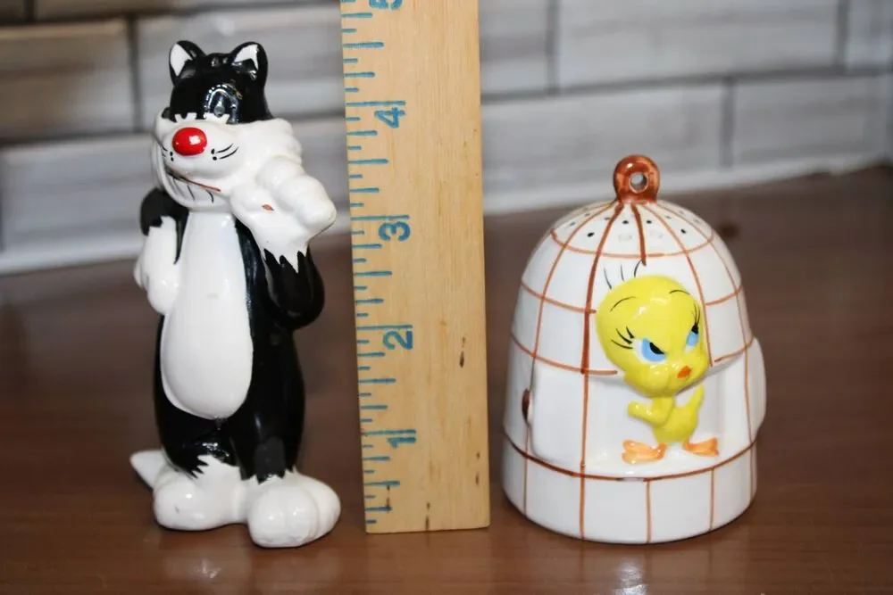 Vintage Warner Bros Tweety and Sylvester Ceramic Salt & Pepper shakers